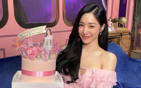 Tiffany夥拍少女時代太妍舉中指!《女神降臨》美女漫畫家則是“中指”受益人!?