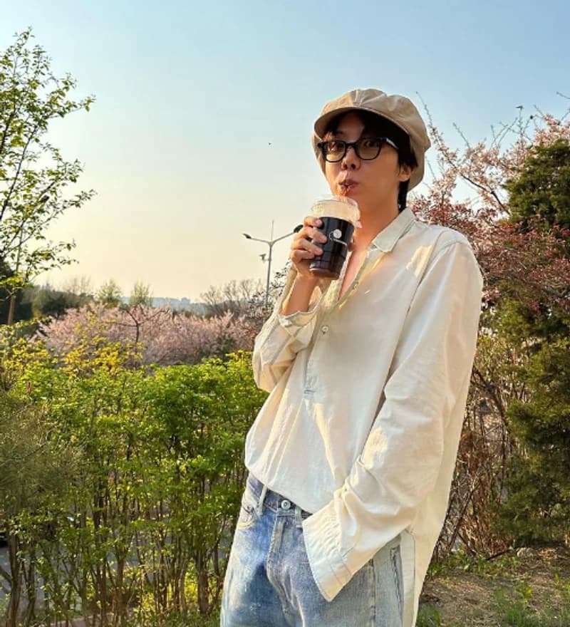 IMAGE SOURCE|J HOPE IG