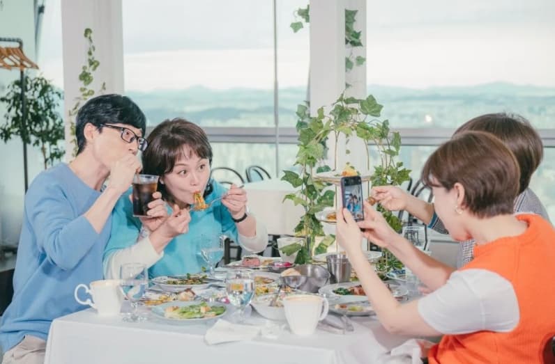 Image Source instagram |hangout_with_yoo