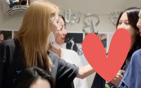 TWICE成員Sana竟從Mina的嘴脣直接塗抹唇膏?粉絲驚訝:「間接接吻!」