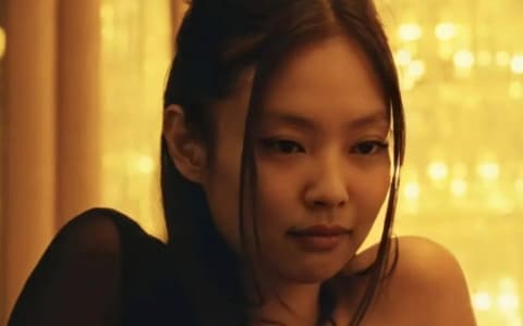 BLACKPINK Jennie首度以演員身份拍劇!跟Lily-Rose Depp一起出演《The Idol》最新預告曝光
