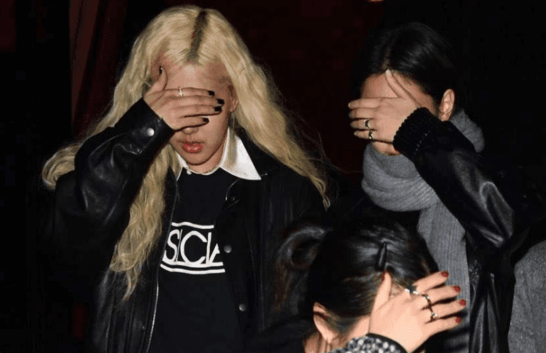 Rosé和Jennie被拍到一起在紐約!感覺像是被抓包在約會呢?ㅎㅎ